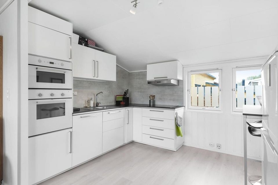Nytt fint kjøkken, integrert ovn og mikro Galleribilde