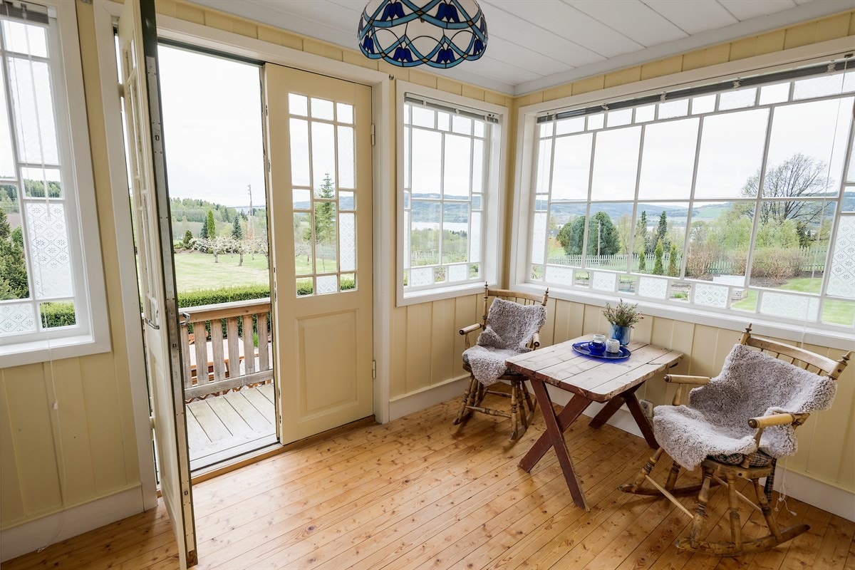 Glassveranda med videre adkomst til hagen Galleribilde