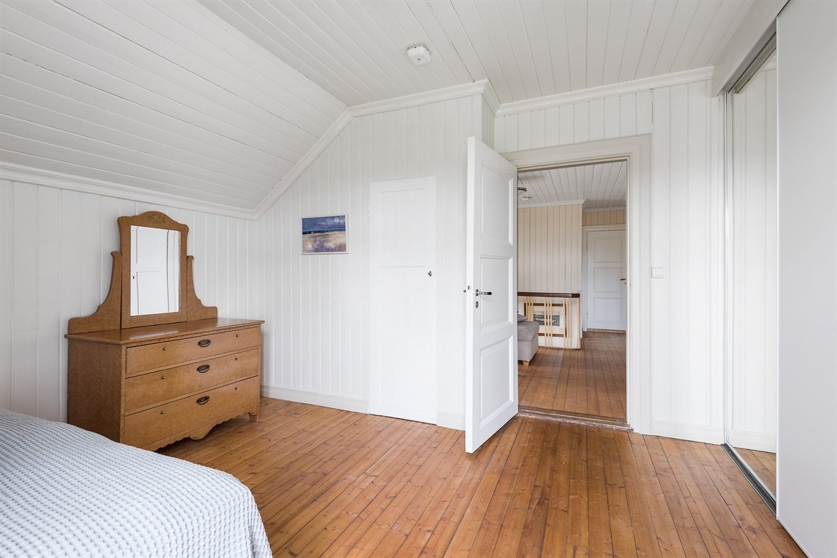 Soverom med skyvedørsgarderobe Galleribilde