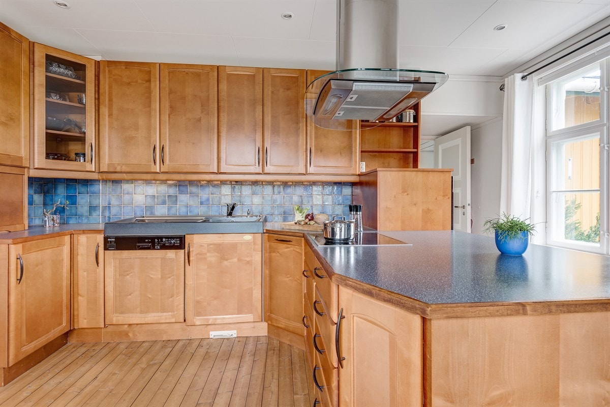 Kjøkken fra Sivesind med intergrerte hvitevarer med unntak av kjøleskap Galleribilde