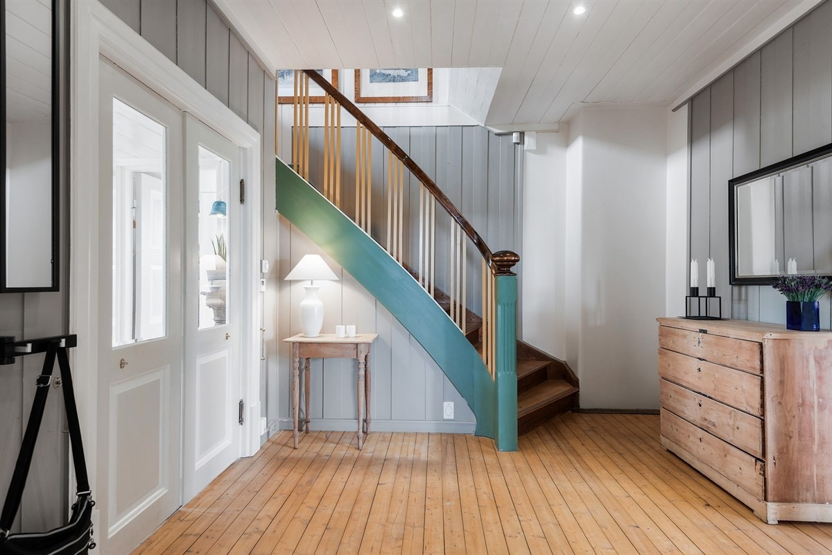 Trapp opp til 2. etasje og husets 3 av 4 soverom, bad og stue Galleribilde