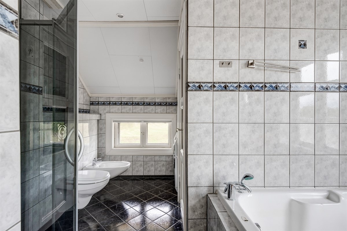 Flislagt bad med vannbåren gulvvarme Galleribilde