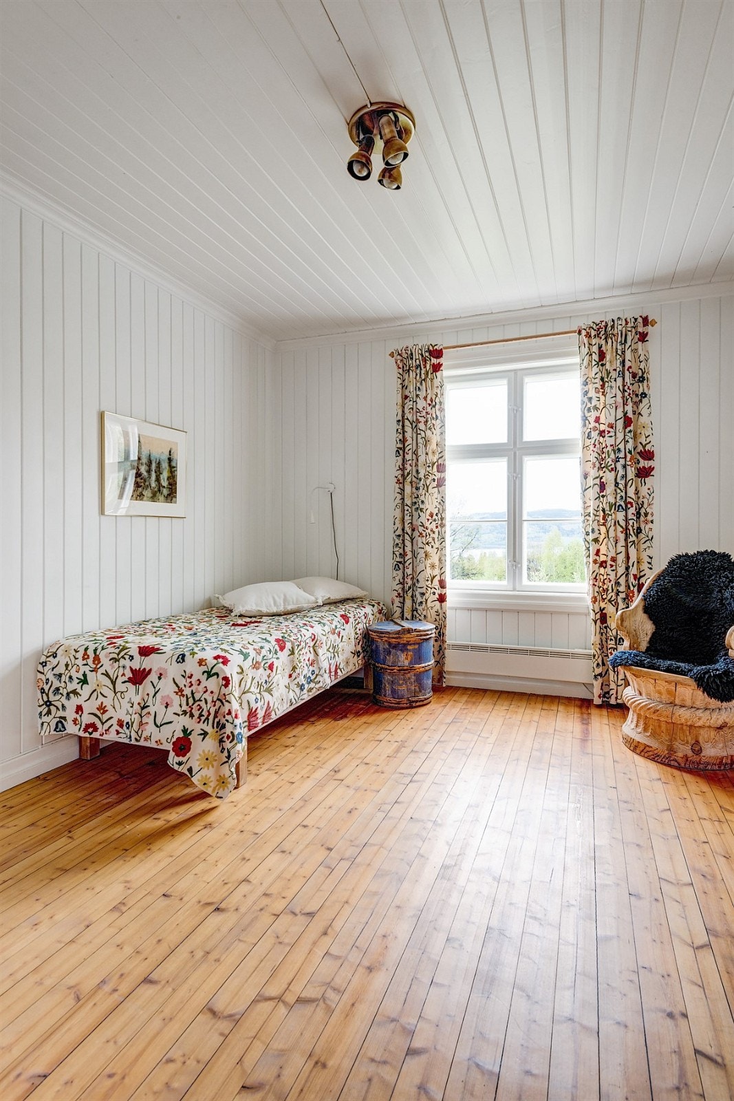 Soverom med skyvedørsgarderobe Galleribilde