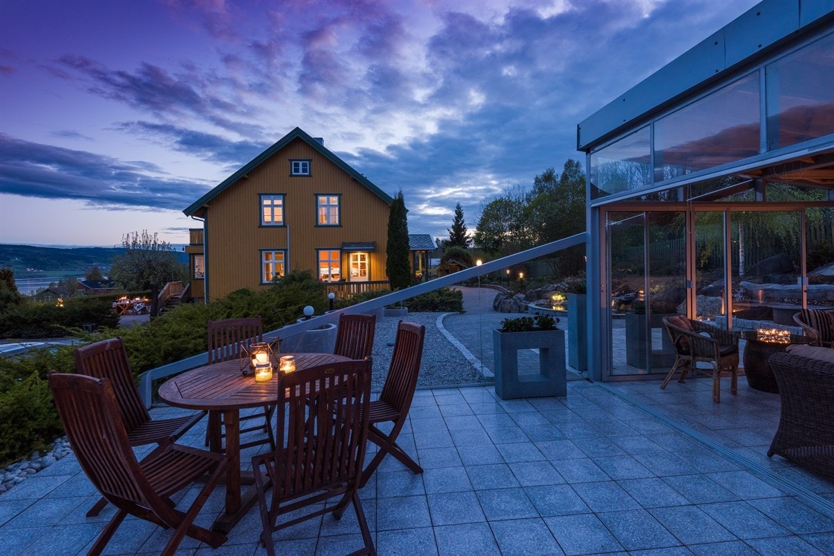 Hellelagt uteplass på fremsiden av lysthuset Galleribilde