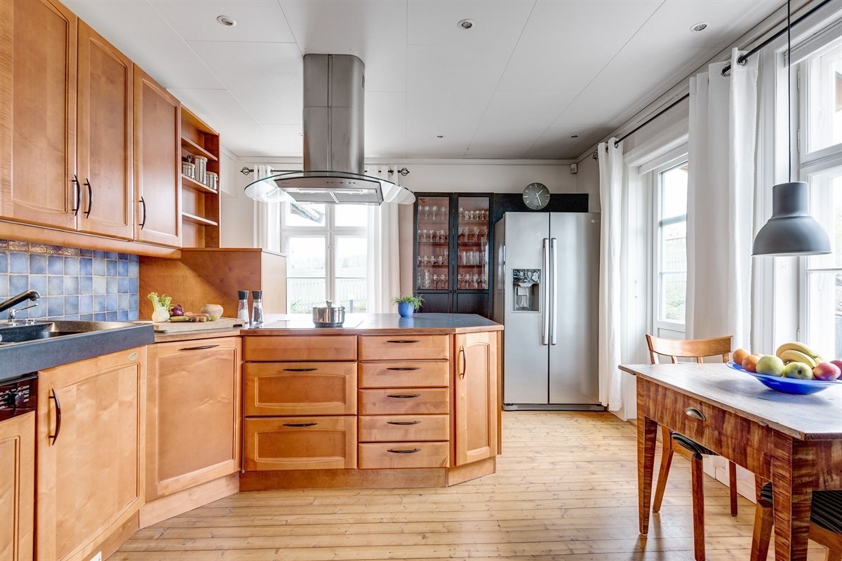 Det er god plass til en spisegruppe på kjøkkenet Galleribilde