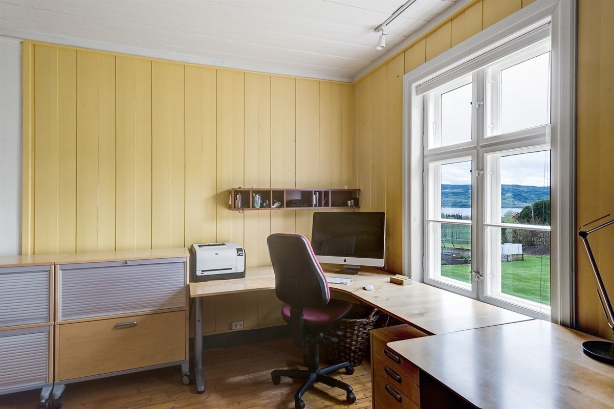 Soverom brukt som kontor i 1. etasje Galleribilde