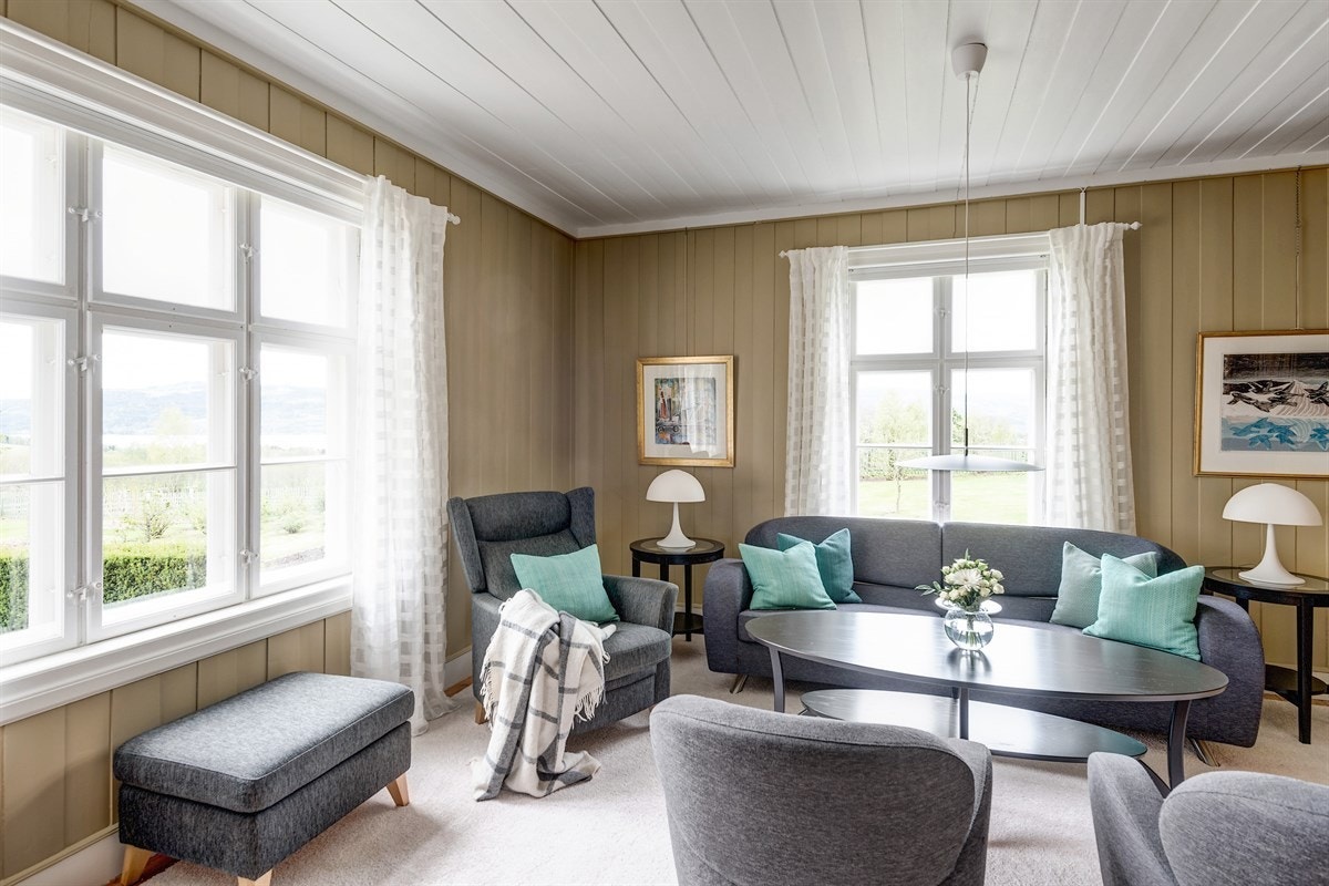 Dagligstuen har store vindusflater som gir et fint lys til rommet Galleribilde