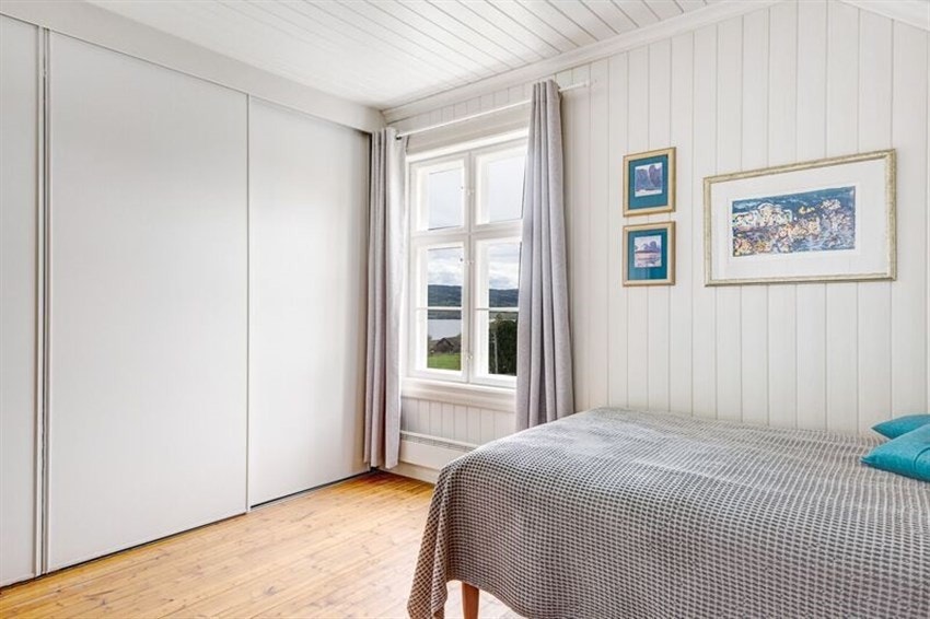 Soverom med skyvedørsgarderobe Galleribilde