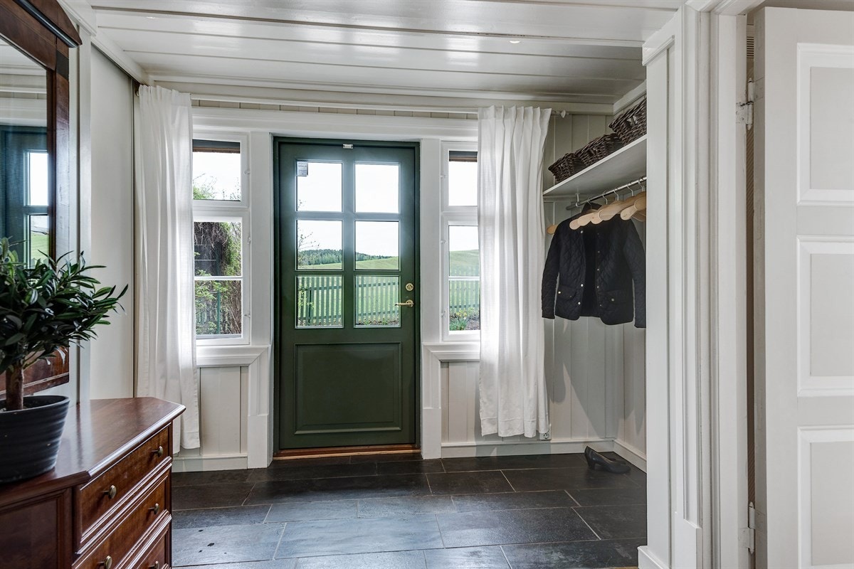 Romslig entré med skyvedørsgarderobe og plass til å henge fra seg yttertøyet. Galleribilde
