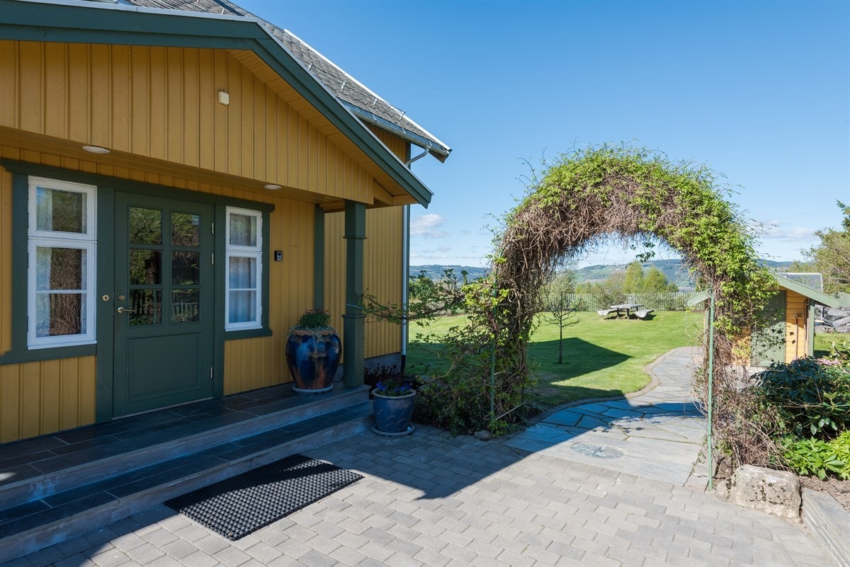 Inngangsparti og flott hageport inn i hagen Galleribilde