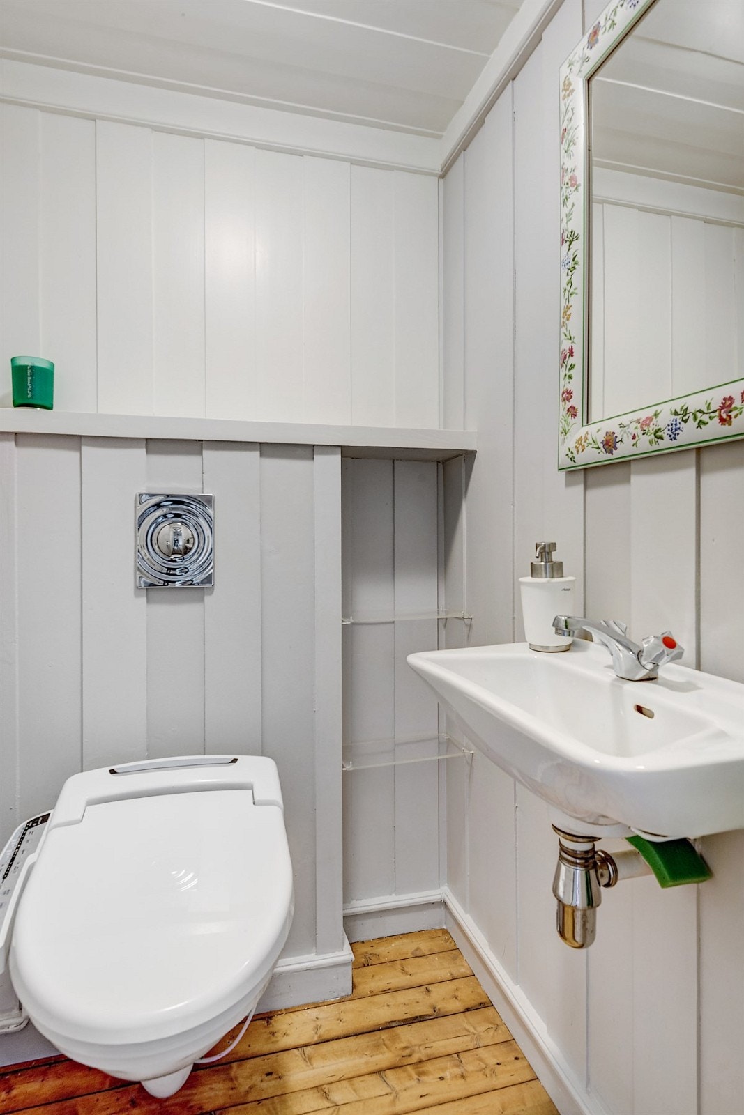 Separat toalettrom med vegghengt servant og vegghengt klosett med underspyling Galleribilde