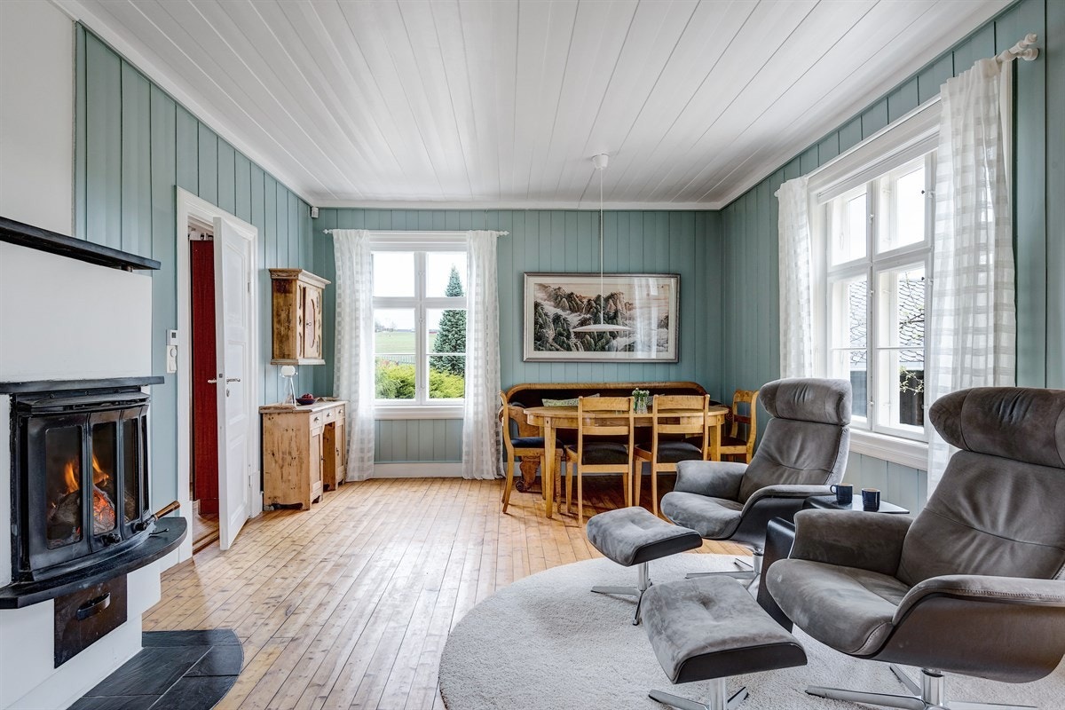 Romslig spisestue med peis som gir god og lun varme Galleribilde