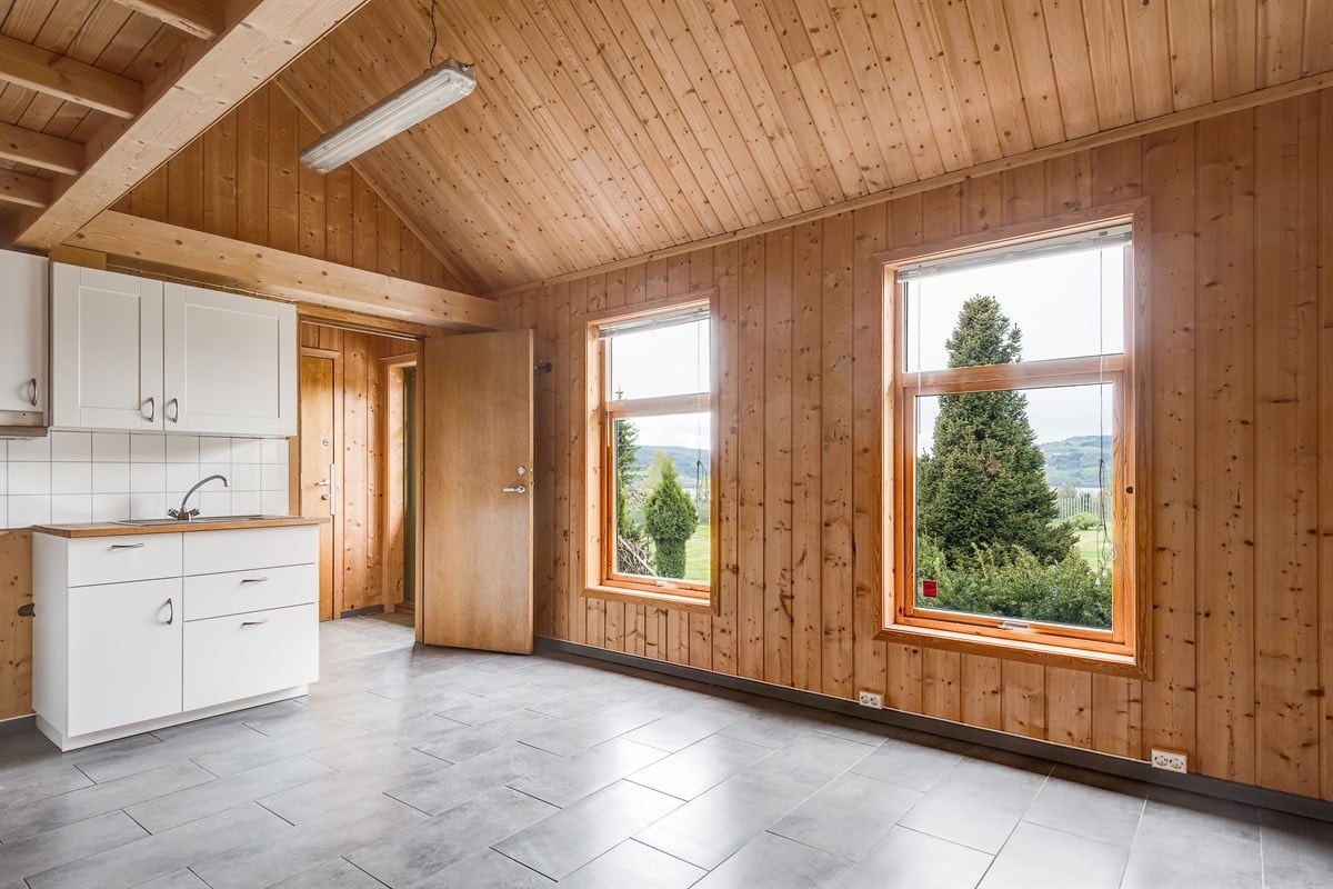 Anneks innredet med leilighet har flislagt gulv og vannbåren gulvvarme Galleribilde