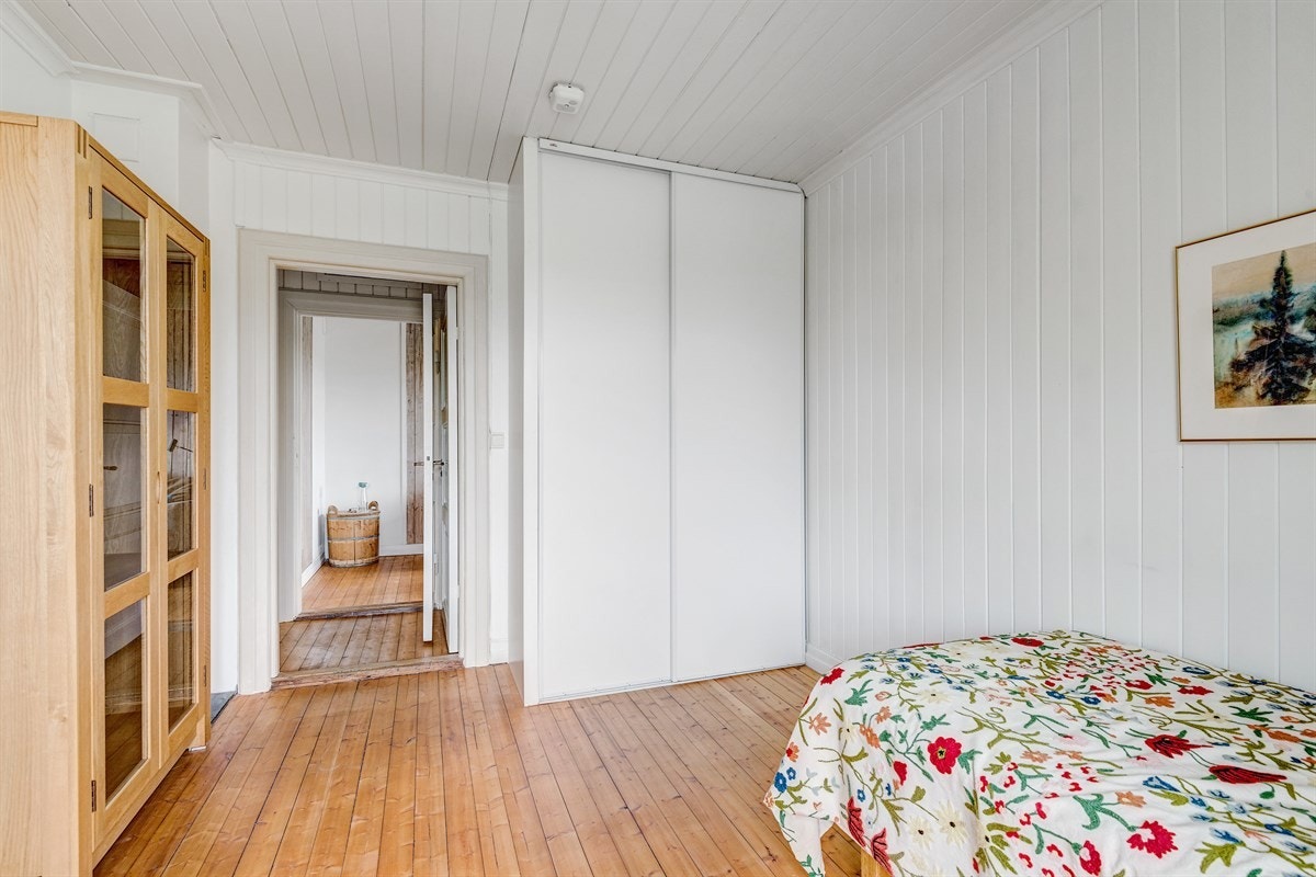 Soverom med skyvedørsgarderobe Galleribilde