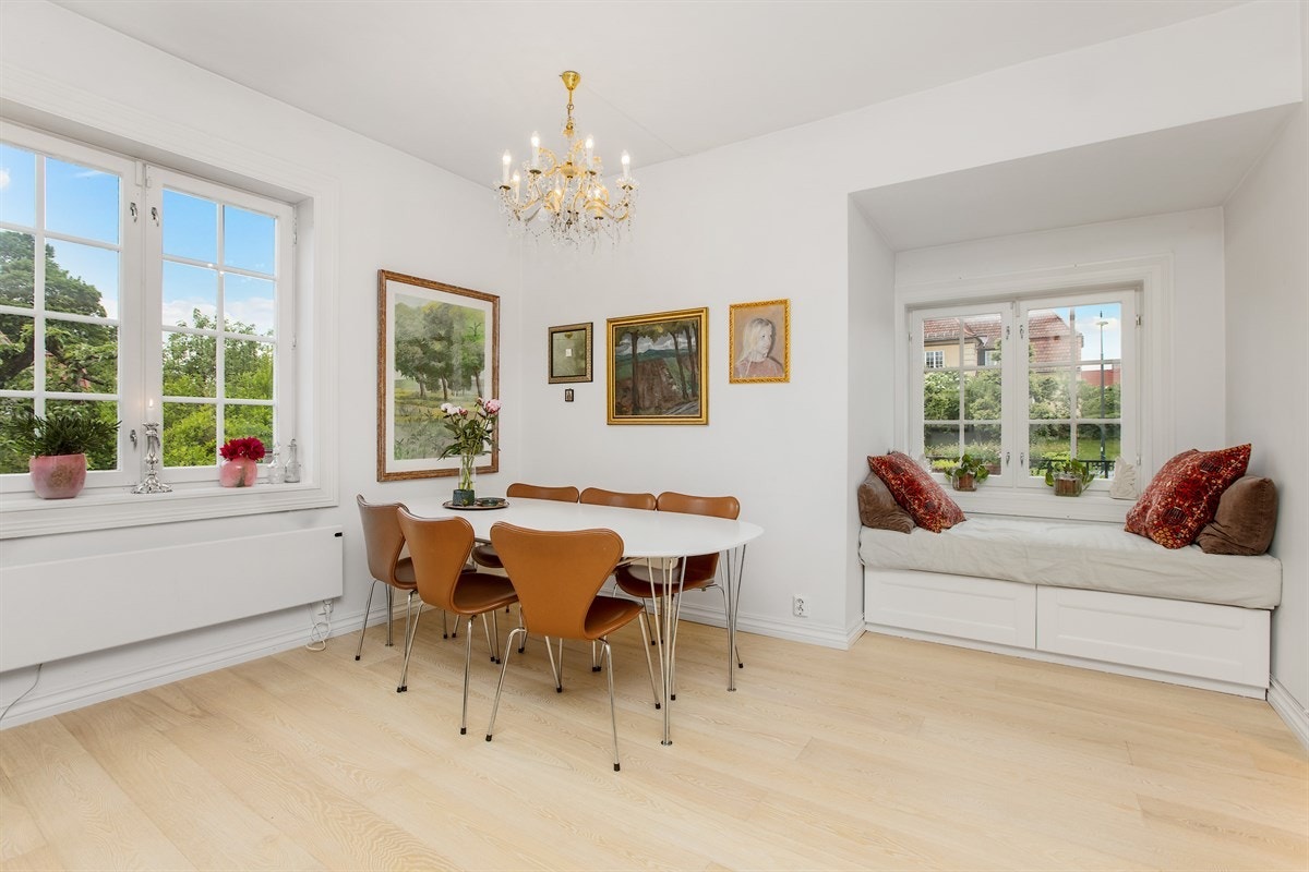 Stue/spisestue med karnapp Galleribilde