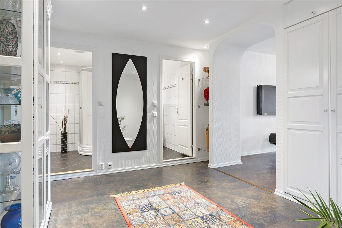 Innbydende og romslig entré med gode oppbevaringsmuligheter Galleribilde