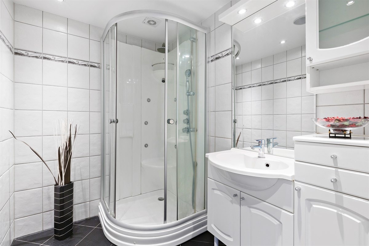 Romslig og pent flislagt bad fra 2008 Galleribilde