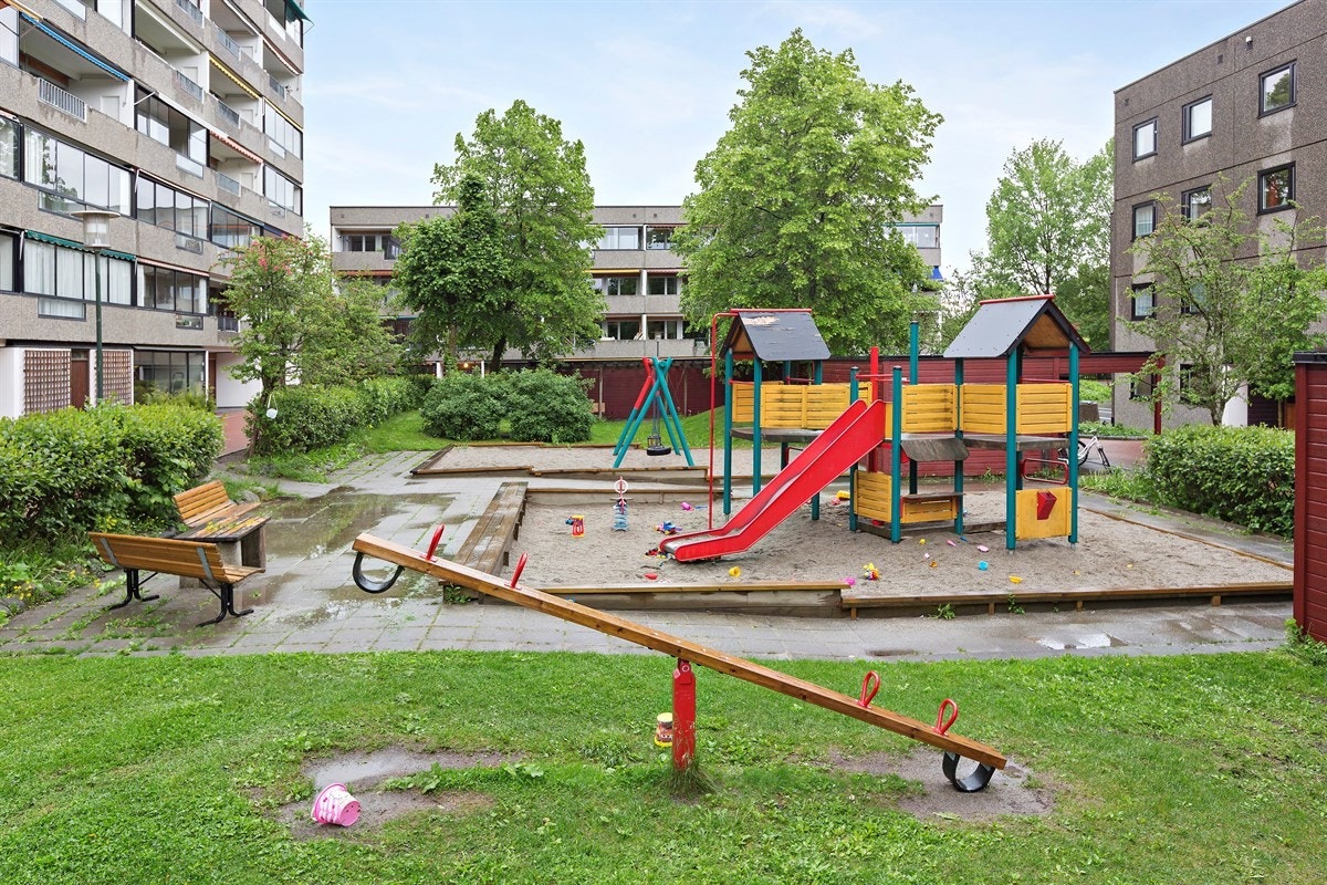 Borettslagets område ansees som skjermet og trafikksikkert, og har flere lekeplasser Galleribilde