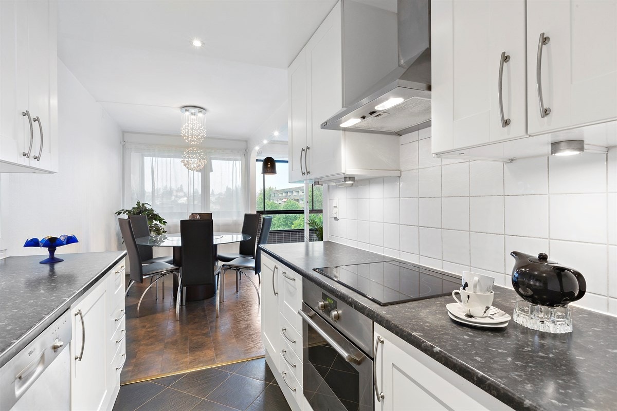 På kjøkkenet får du rikelig med skap - og benkeplass Galleribilde