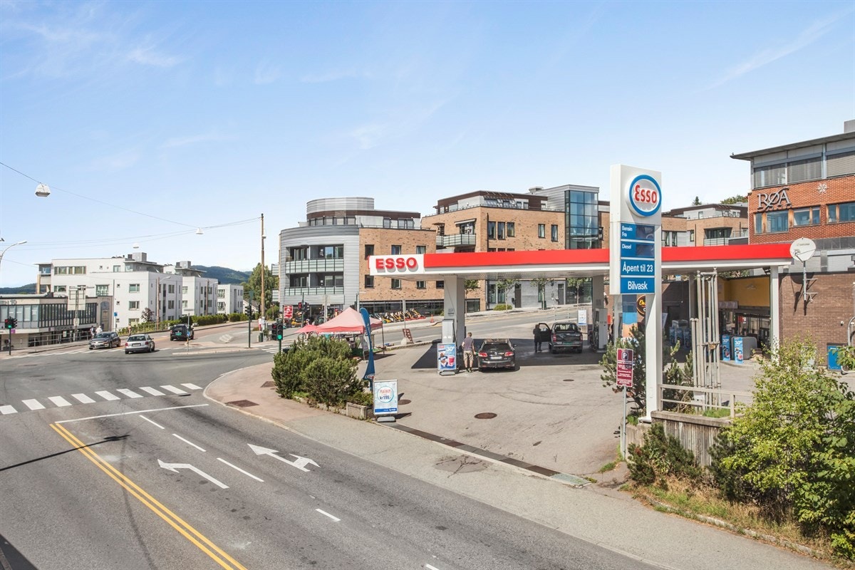 Fra boligen er det kort vei til Røa sentrum med en rekke butikk - og servicetilbud, samt gode forbindelser med kollektivtransport Galleribilde