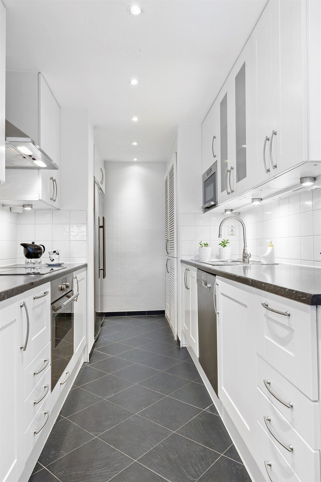 I høyskapet innerst på kjøkkenet har du også opplegg for vaskemaskin Galleribilde