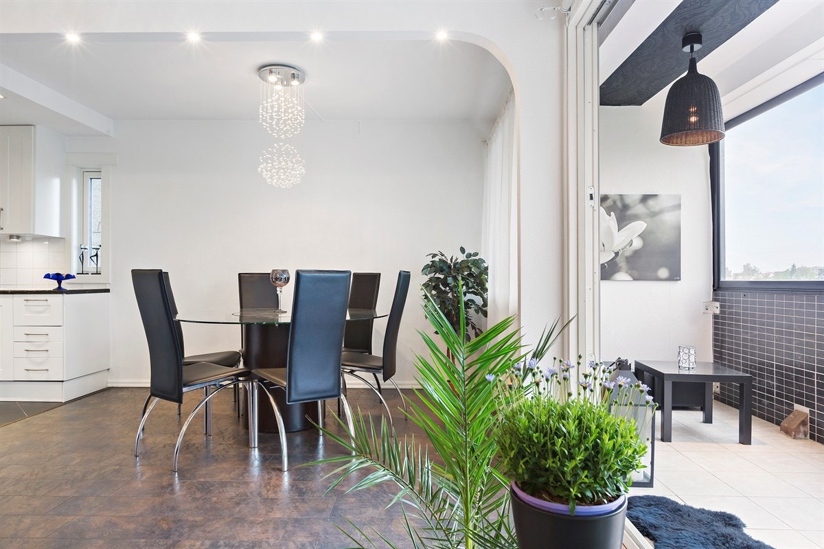 Hyggelig spiseplass i tilknytning til stue/kjøkken Galleribilde