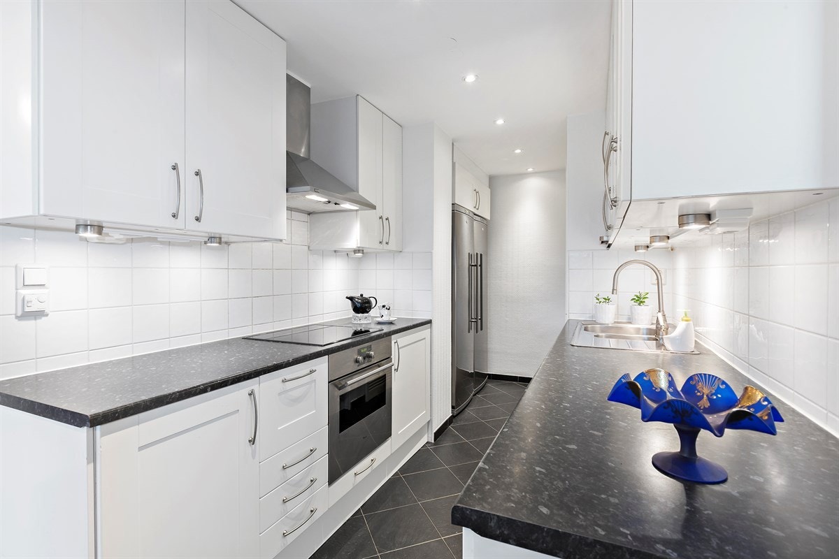 Praktisk og moderne kjøkken fra 2008 med integrert koketopp/ovn og micro. Dobbelskap for kjøl - og frys, samt oppvaskmaskin følger boligen Galleribilde