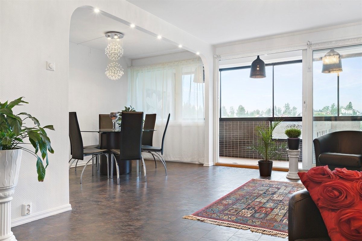 Fra stuen er det utgang til nordvest-vendt balkong på ca. 10 kvm med ettermiddags - og kveldssol Galleribilde