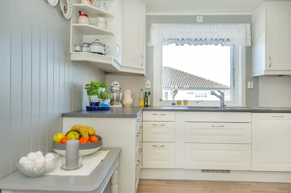 Flott arbeidsplass med godt dagslys Galleribilde