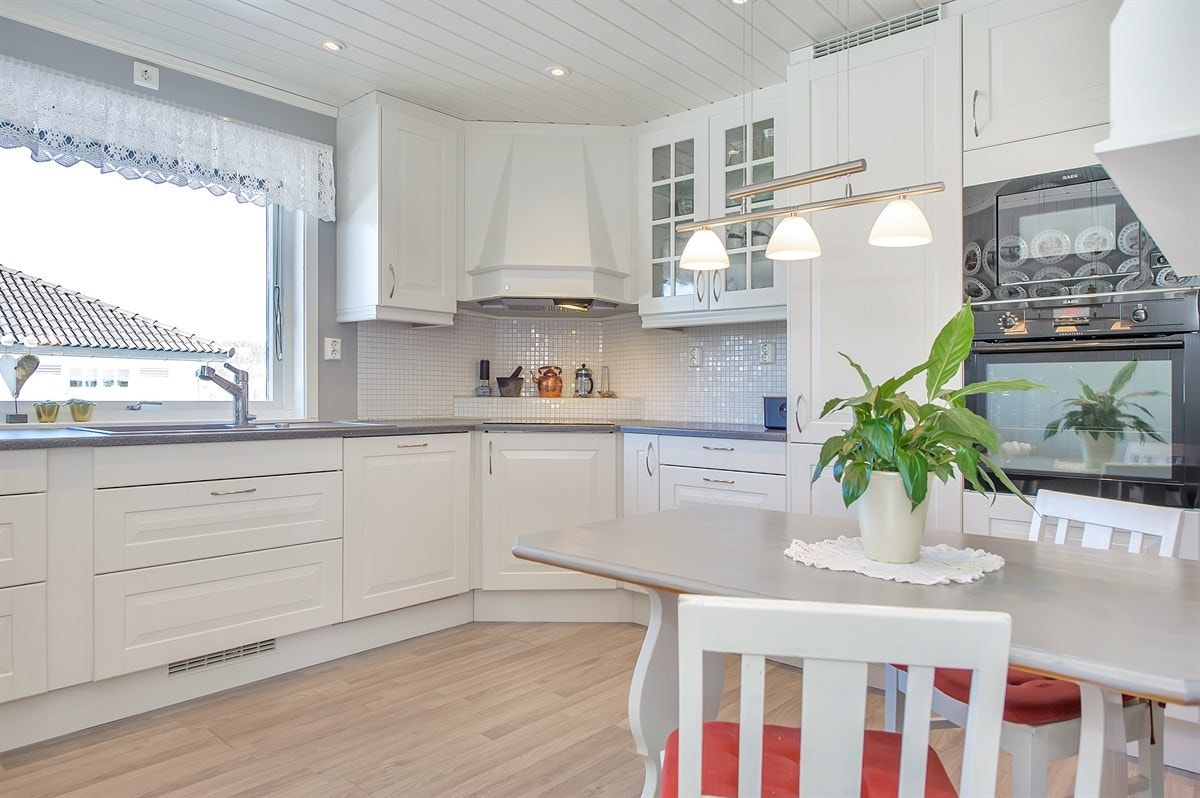 Hyggelig kjøkken med god plass til spisebord Galleribilde