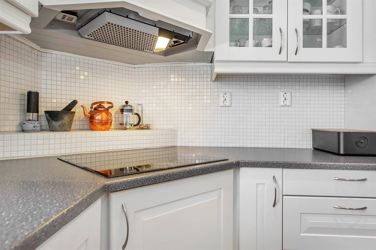 Nyere kjøkkeninnredning med god plassutnyttelse Galleribilde