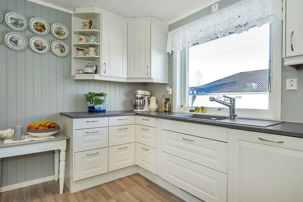 Stor arbeidsplass på kjøkkenet Galleribilde