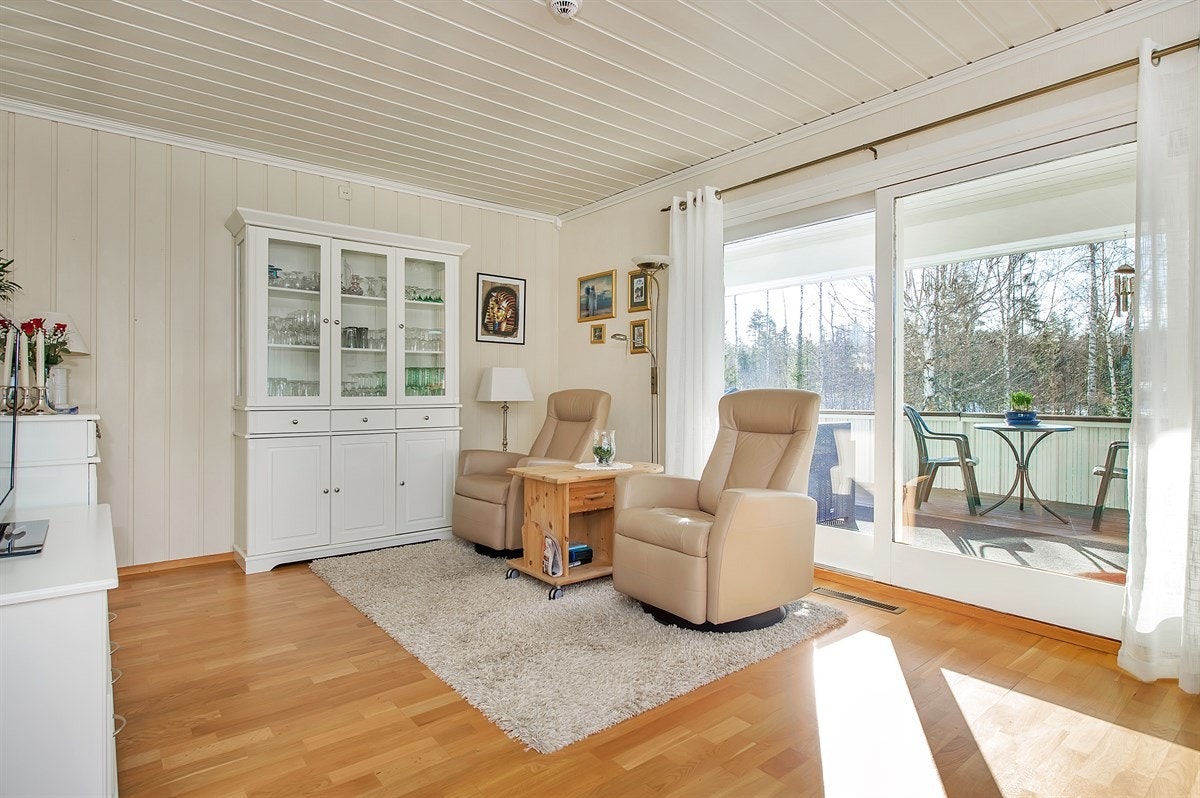 Stor terrasse utenfor stuen Galleribilde