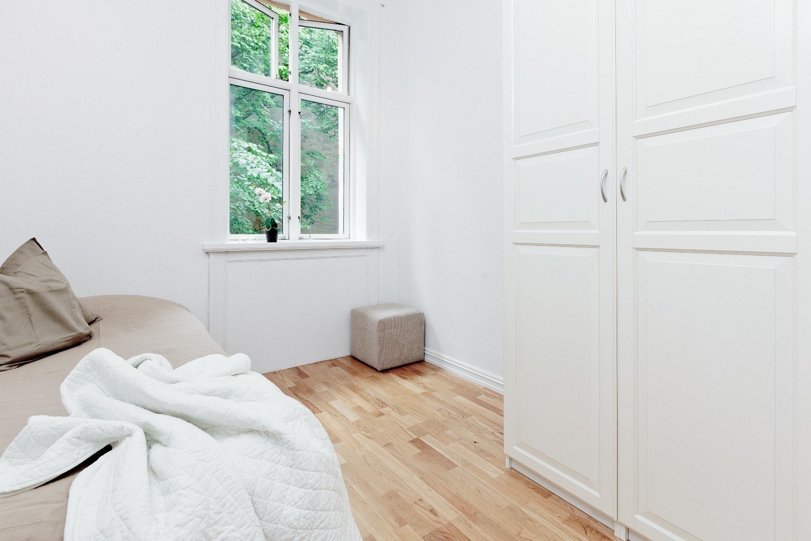 Dette er hovedsoverommet. Her er det nå dør ut til ny balkong på ca 8 kvm. Det vil bli installert grill og utemøbler for dette rommet ila sommeren. Rommet har også egen bod i trappeoppgangen ved siden av. Galleribilde