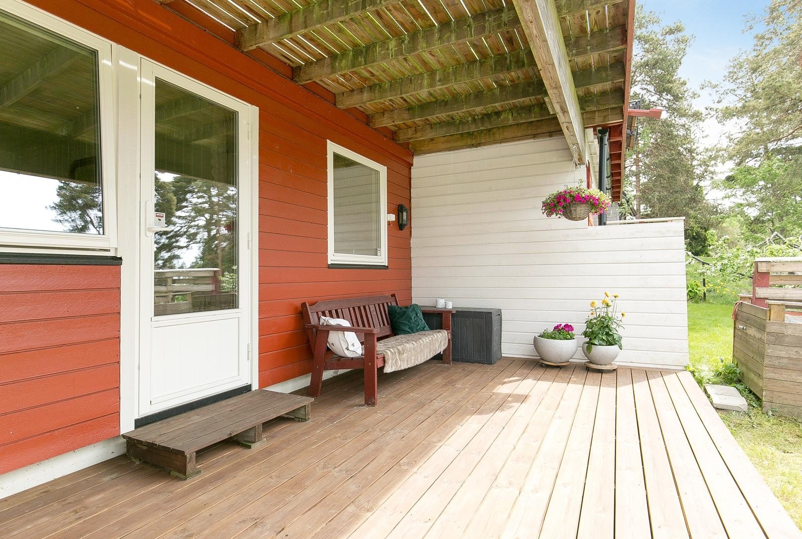 Vestvendt terrasse på ca 16kvm. Ny platting 2016 og nyere skillevegg. Galleribilde