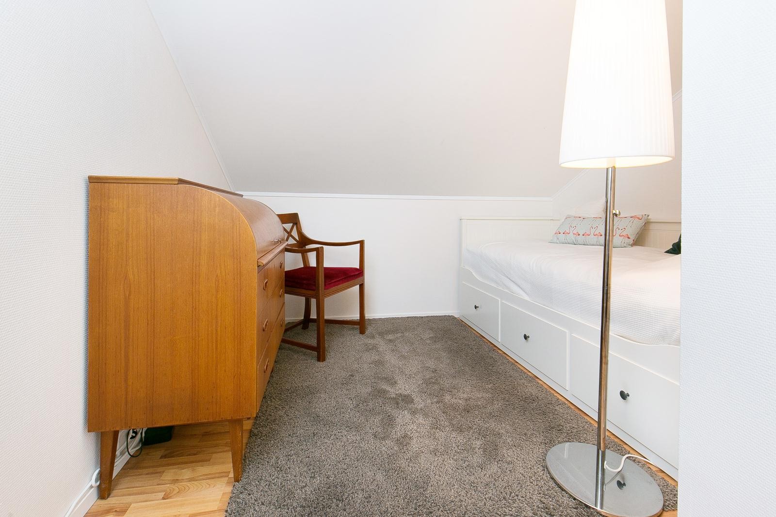 Ved inngangspartiet finner man en tidligere bod som er bygget om til gjesterom/kontor/oppbevaringsplass. Ikke godkjent oppholdsrom Galleribilde