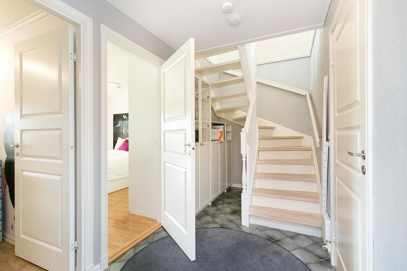 Romslig hall i u.etg. Her har man praktisk hylleplass og ekstra muligheter for oppbevaring Galleribilde