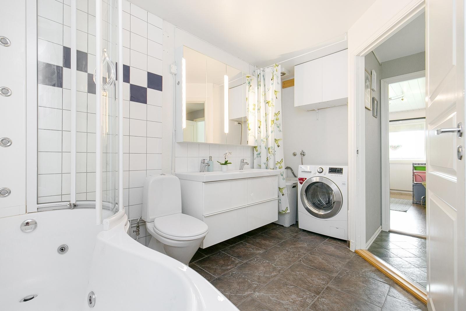 Baderommet har opplegg for vaskemaskin som er smart plassert i hjørnet Galleribilde