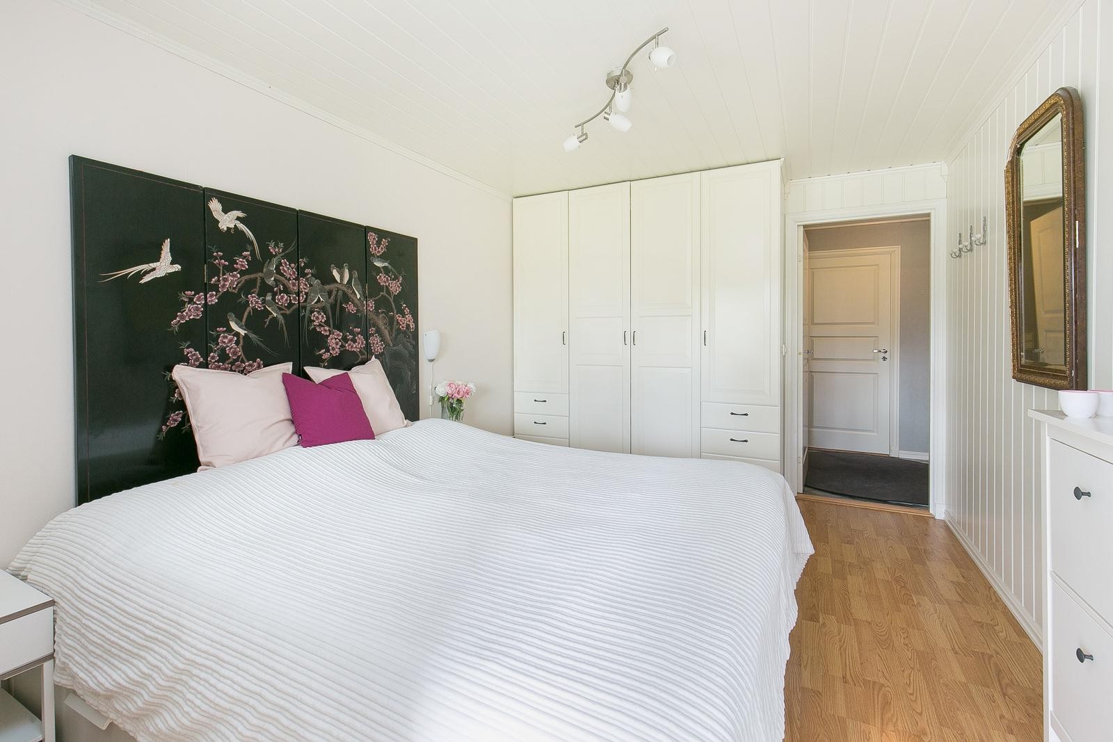 Soverom nr 1 er romslig og har godt med skapplass. Garderobeskap medfølger Galleribilde