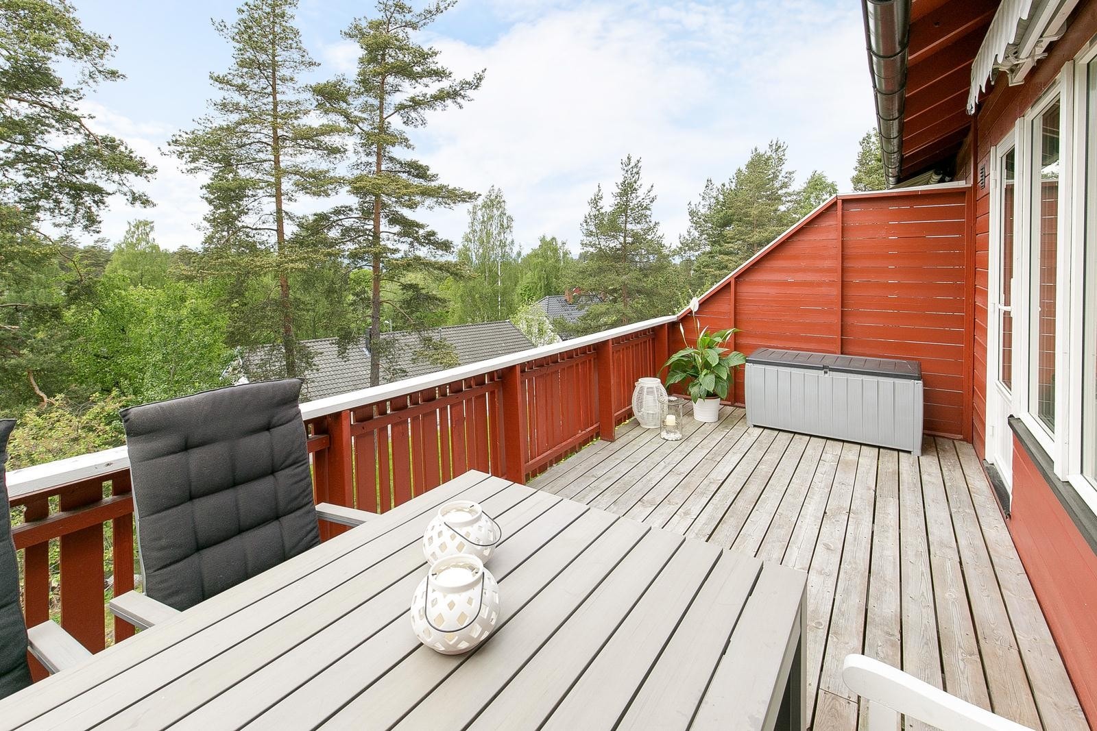 Vestvendt og solrik balkong med flott utsikt over grøntarealer, fjord og byen Galleribilde