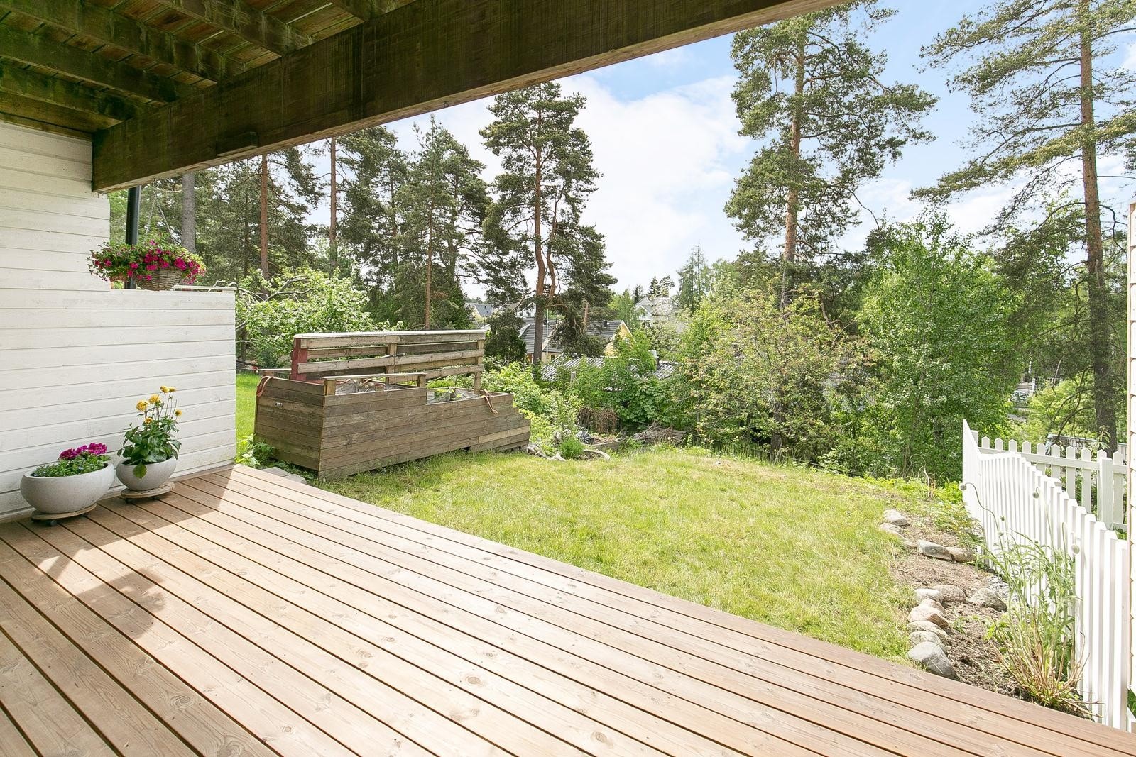 I hagen har man flotte kirsebærtre som bugner av gode kirsebær i månedsskiftet juli/august. I tillegg vokser det jordbær og litt bringebær i hagen Galleribilde