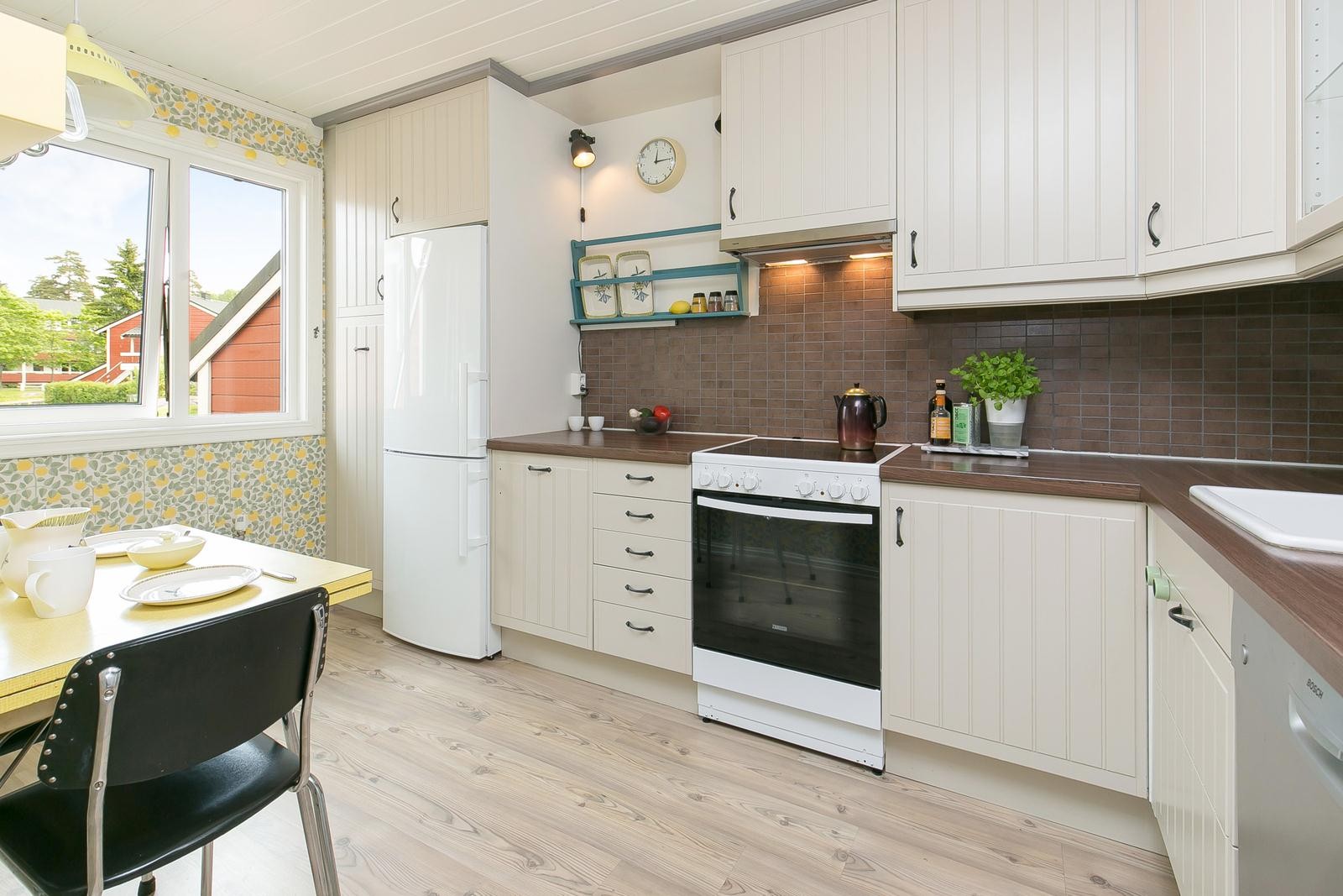 Lyst og koselig kjøkken med rikelig benk - og skapplass Galleribilde