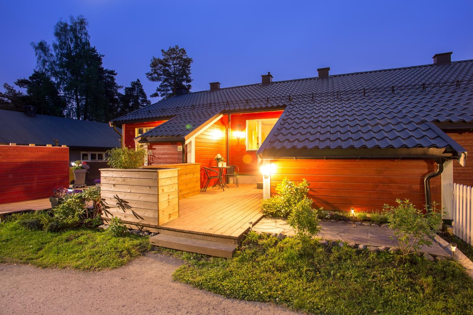 Inngansgparti på kveldstid Galleribilde