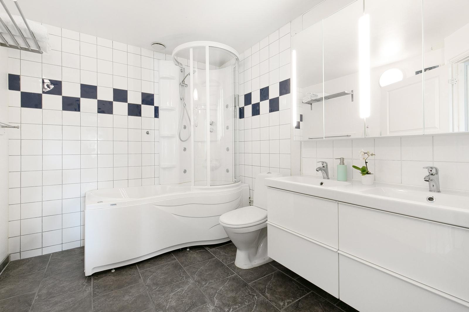 Stort baderom med dobbel servant, kombinert badekar/ dusjkabinett med jetmassasje fra 2014. Rikelig med oppbevaringsplass i nye baderomsmøbler fra 2015. Galleribilde