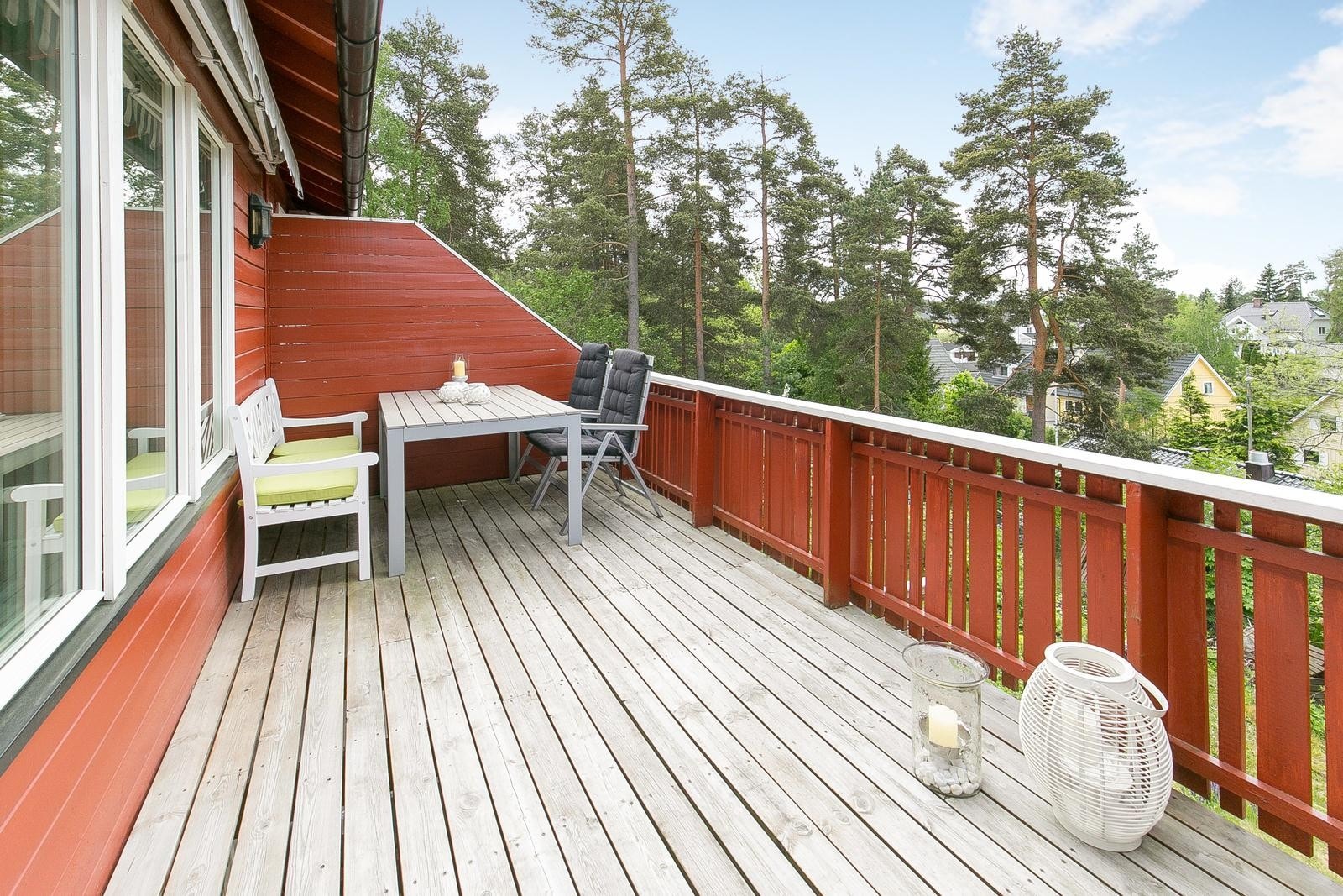 Balkongen er på ca 13kvm med god plass til en grill og en større sittegruppe Galleribilde