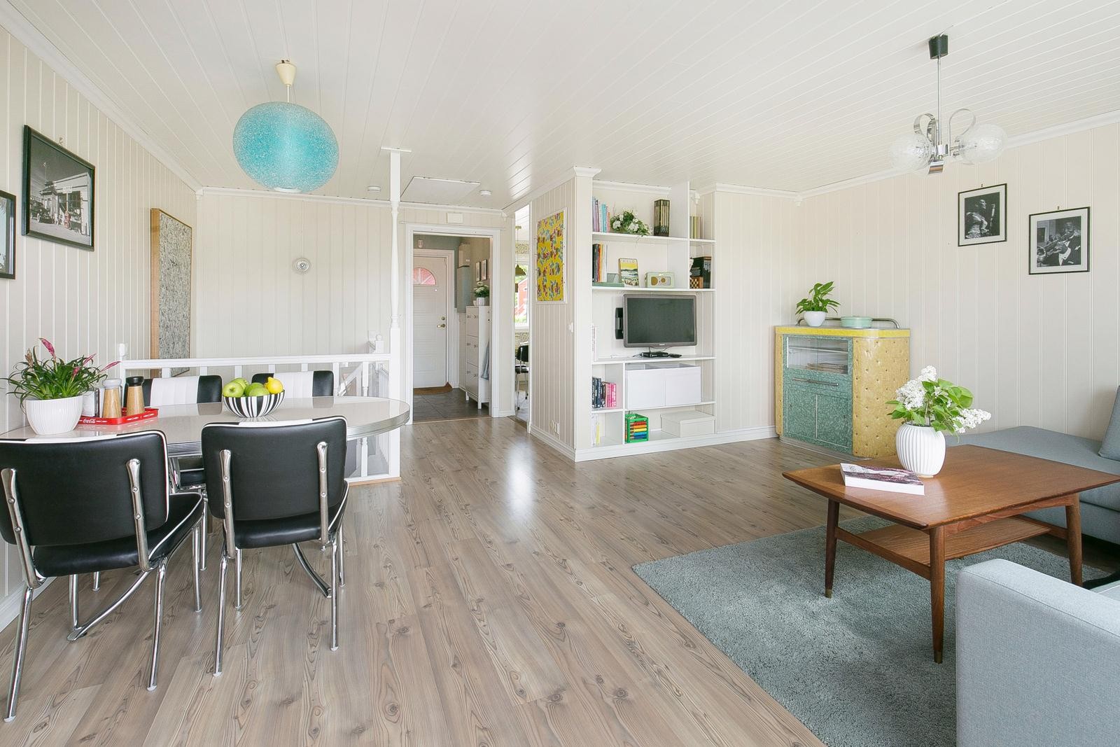 Fra stuen har man tilgangs til et stort lagringsloft med god utforming og oppbevaringsplass Galleribilde