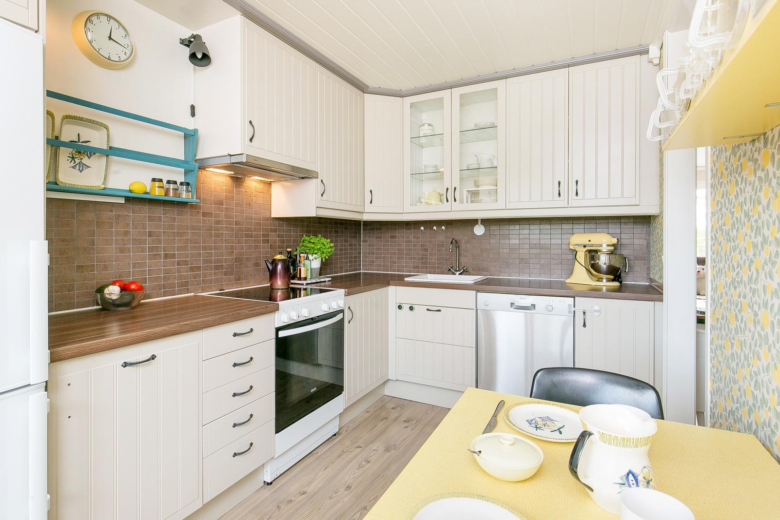 IKEA kjøkkeninnredning med profilerte fronter. Galleribilde