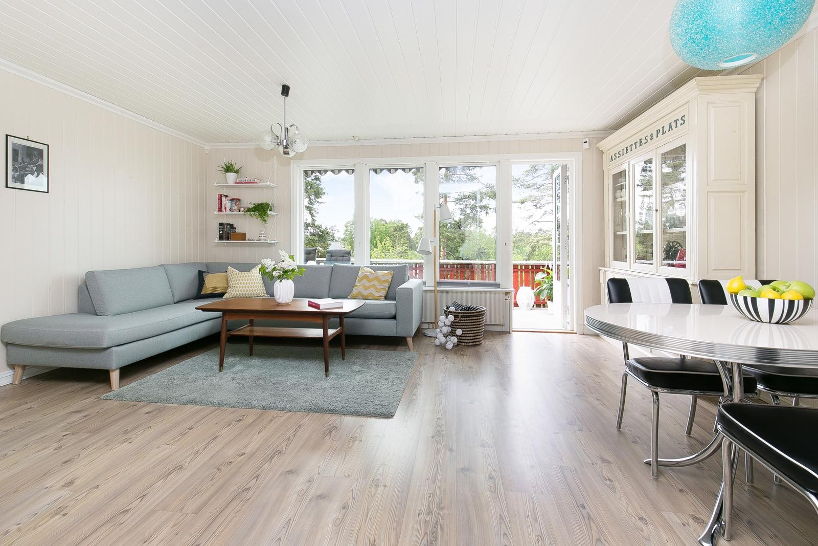 Lys og romslig stue! Her har man store vindusflater oms gir rikelig med naturlig lys og som sørger for at man har med seg utsikten over grøntarealer i hele oppholdsrommet Galleribilde