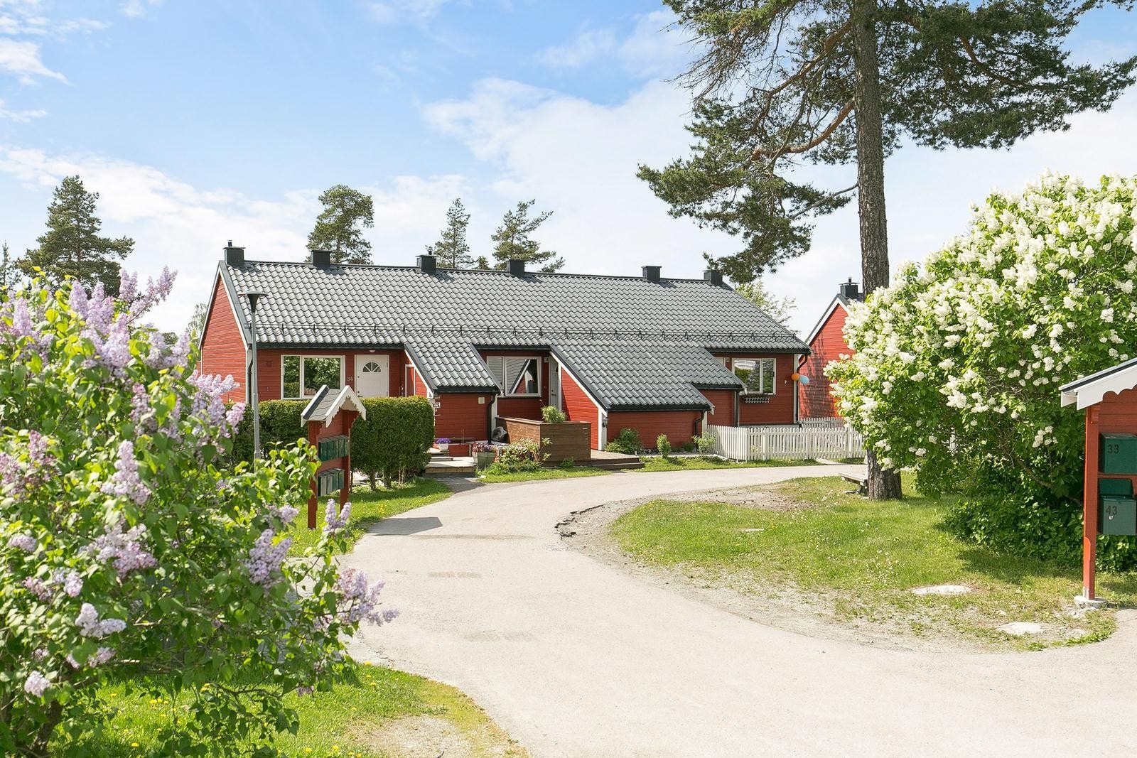 Idylliske omgivelser i Rugdeberget borettslag. Borettslaget er godt driftet og har god økonomi. Flere lekeplasser og koselig fellesareal Galleribilde