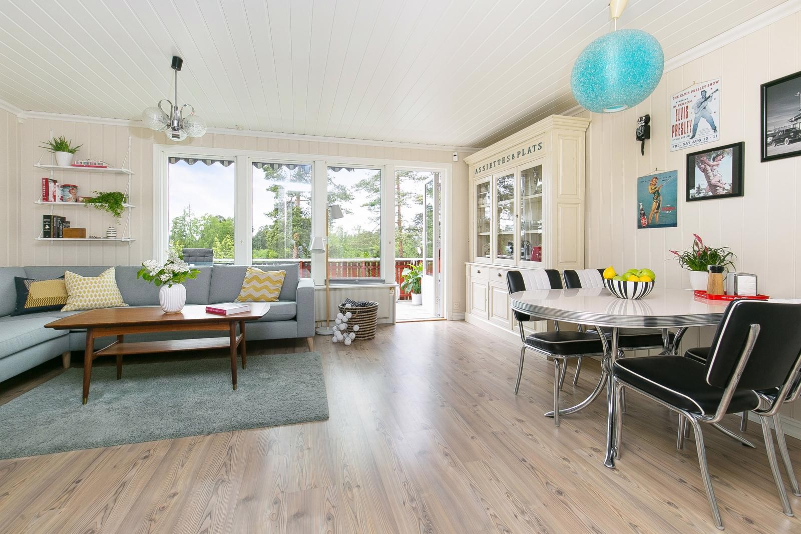 God plass til en større spisegruppe og en tv-krok Galleribilde